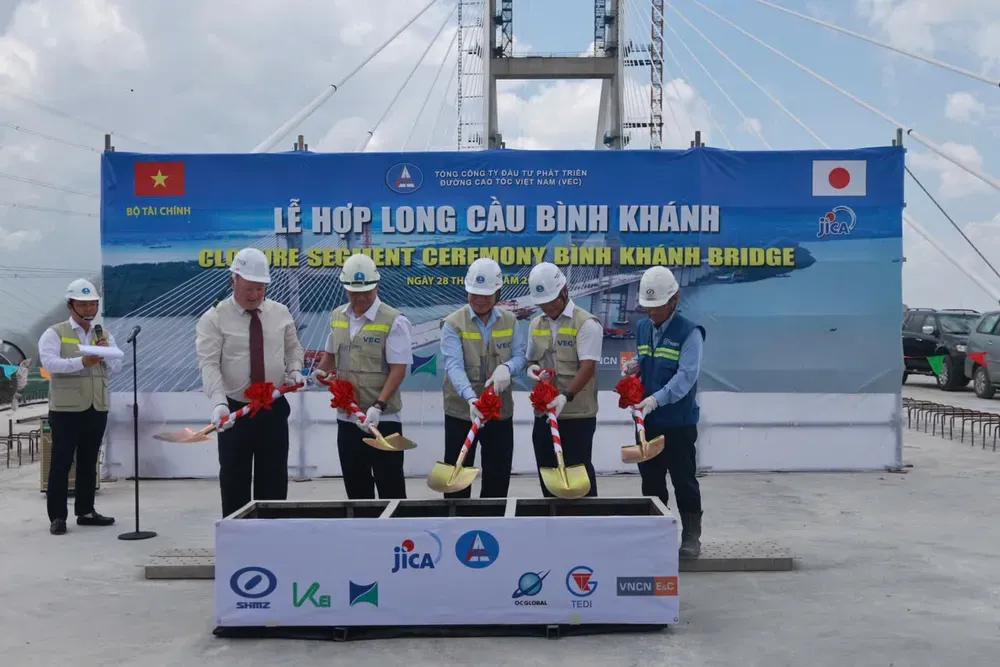 Nghi thức hợp long cầu Bình Khánh, đánh dấu tiến độ quan trọng