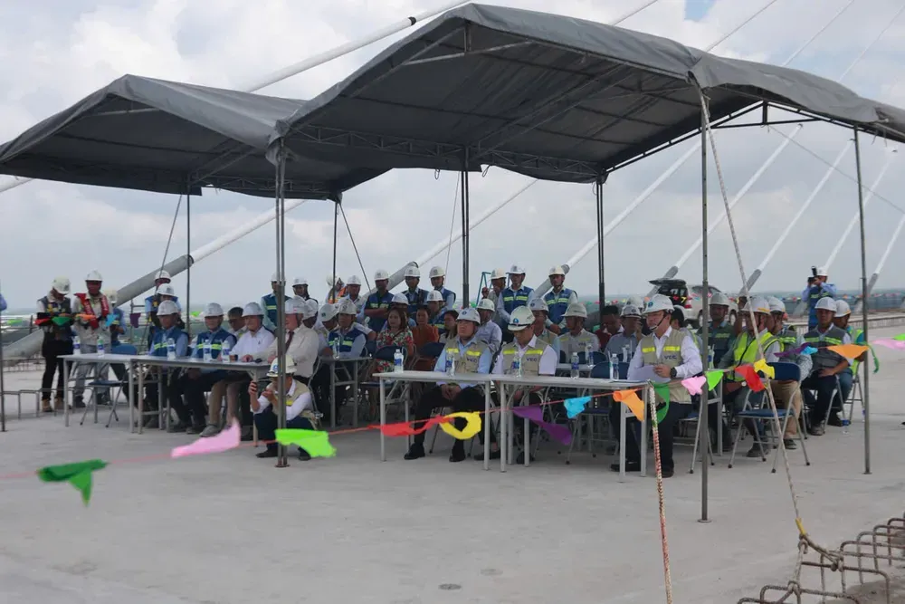 Toàn cảnh lễ hợp long cầu Bình Khánh tại TP.HCM