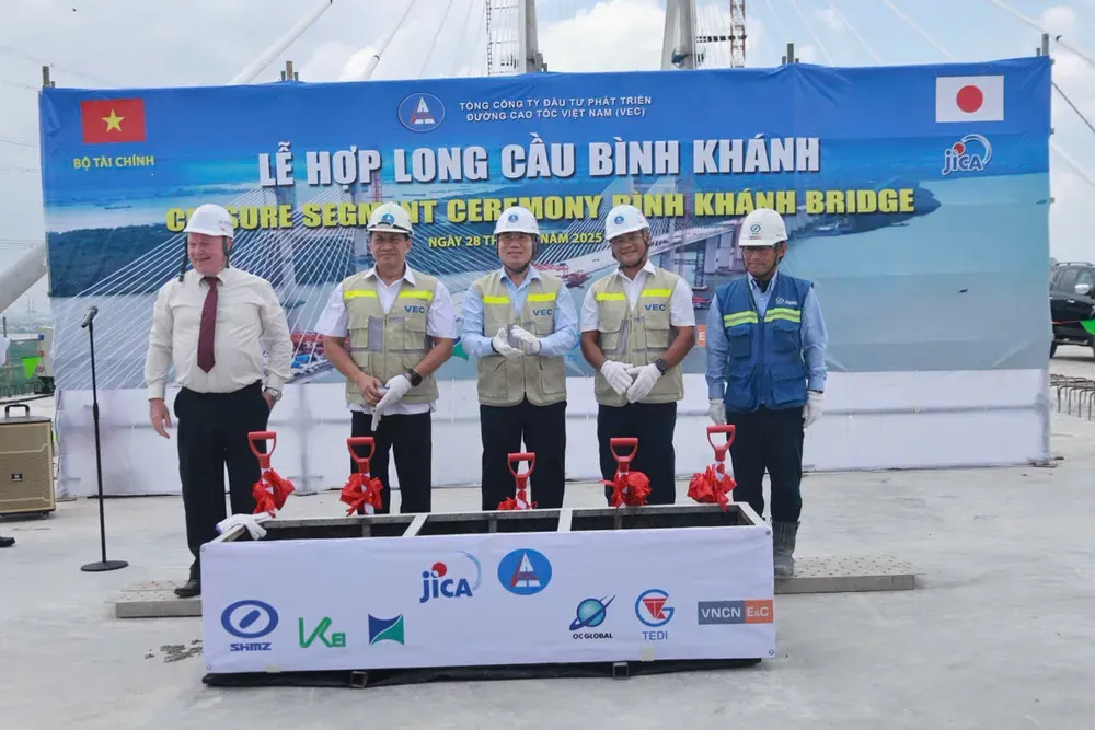 Lễ hợp long cầu Bình Khánh trên cao tốc Bến Lức Long Thành