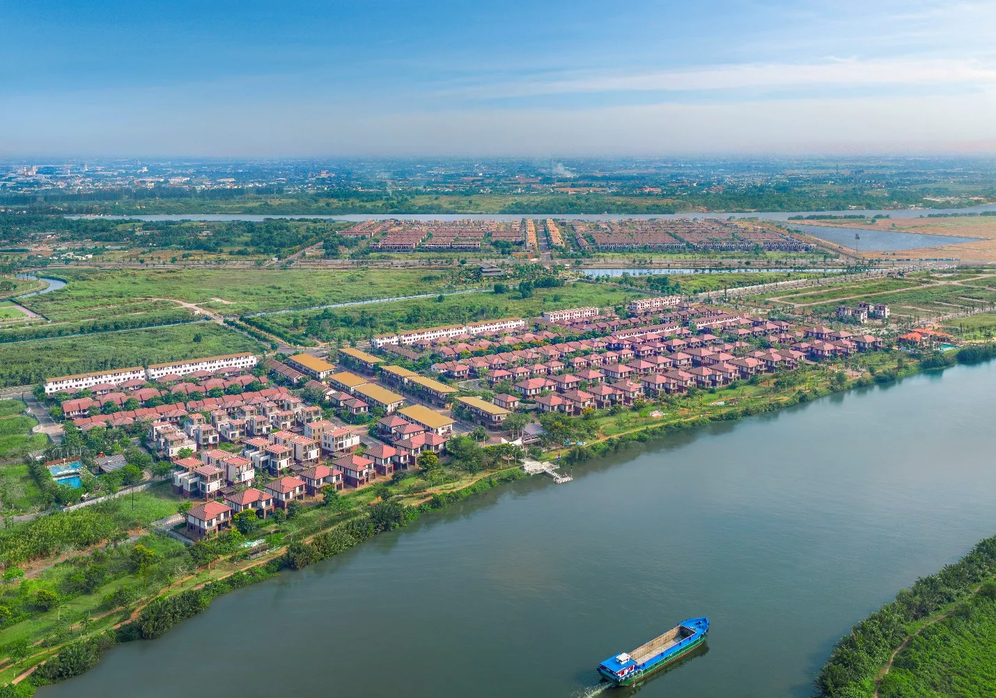 Waterpoint nhìn từ trên cao, bao quanh bởi 5,8km sông Vàm Cỏ Đông, biểu tượng đô thị bền vững kế thừa di sản sông nước phương Nam