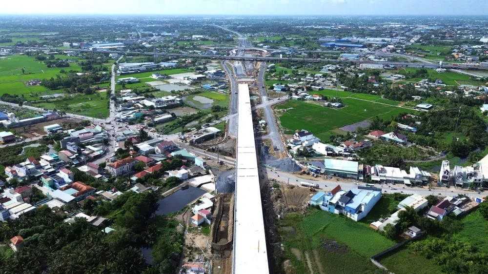 Cầu vượt tại nút giao Vành đai 3 TP.HCM và cao tốc Bến Lức - Long Thành đang hoàn thiện