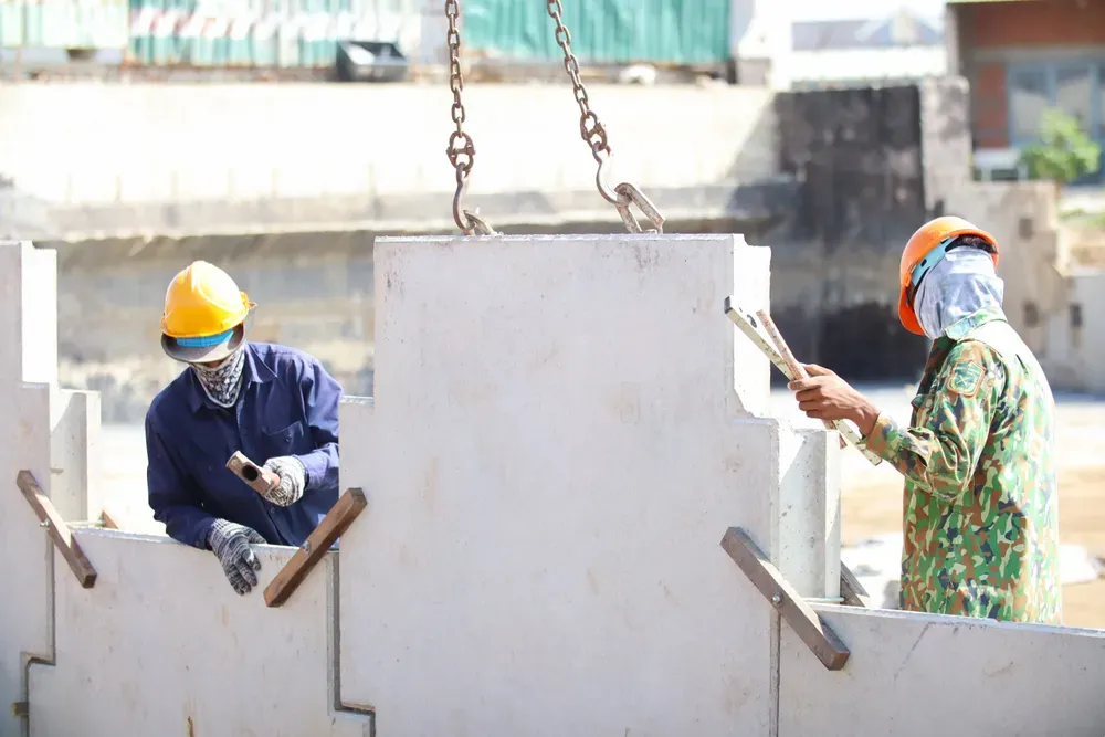 Quang cảnh công trường thi công Vành đai 3 TP.HCM với nhiều công nhân và máy móc
