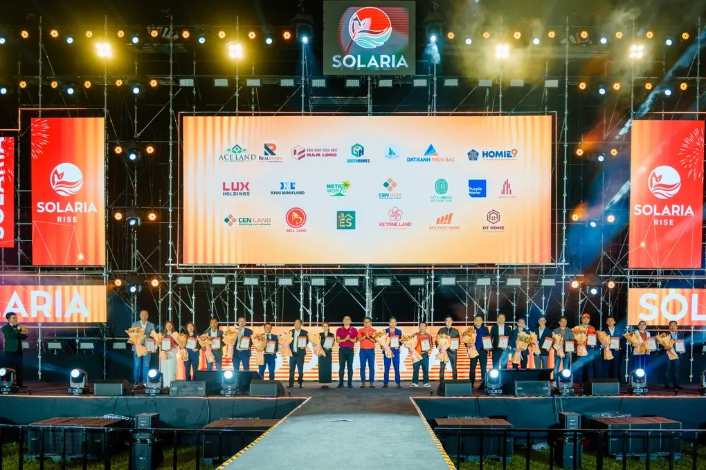 Đại diện Nam Long và 19 đại lý chiến lược trong sự kiện công bố hợp tác phân phối dự án Solaria Rise